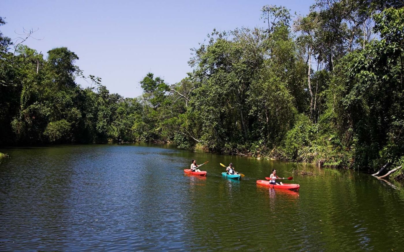 Itamambuca Eco Resort | Três pessoas passeando de caiaque no Rio Itamambuca
