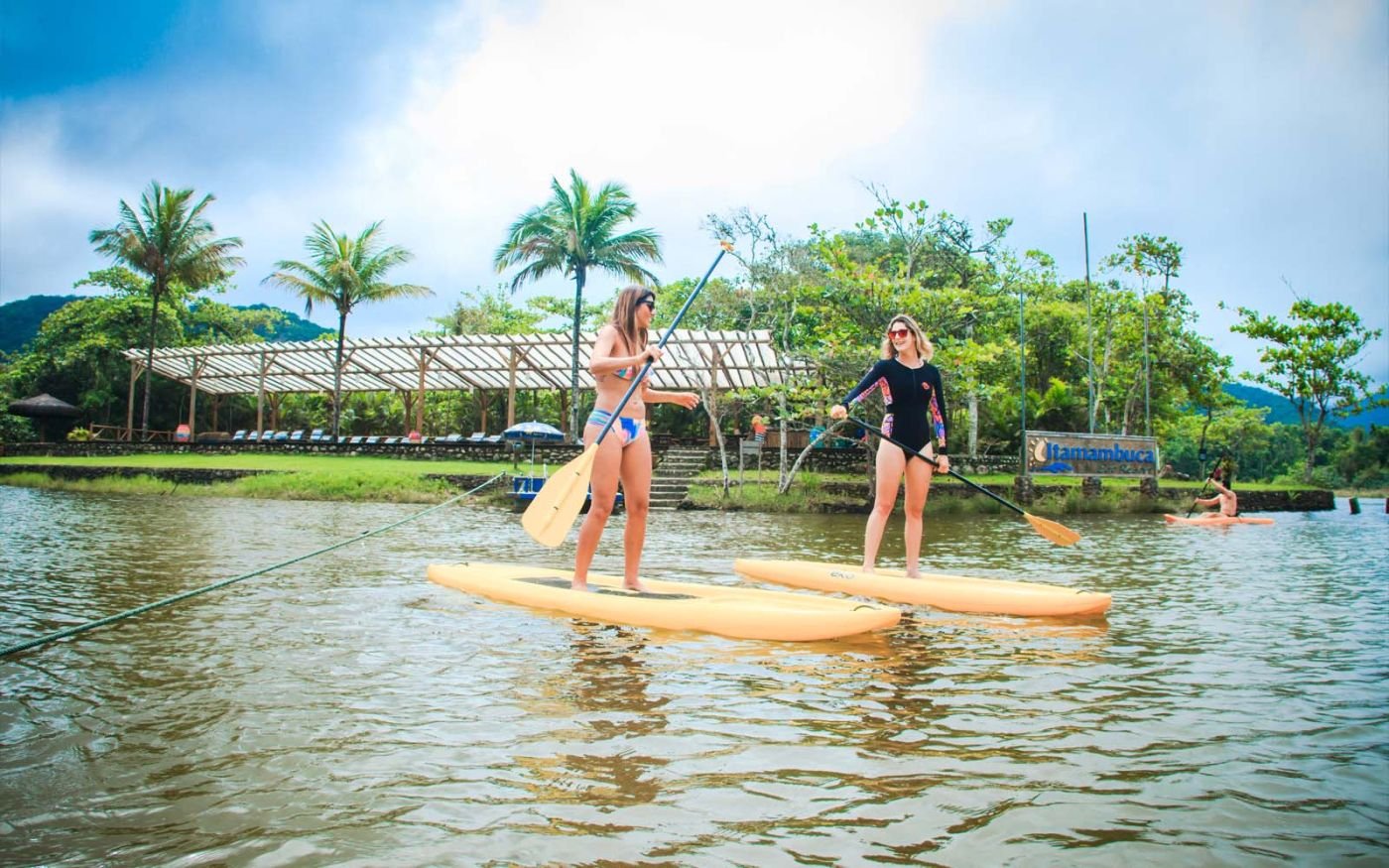 Mulheres praticando Stand Up Paddle no Rio Itamambuca