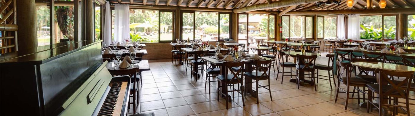 Restaurante Taioba com várias mesas montadas
