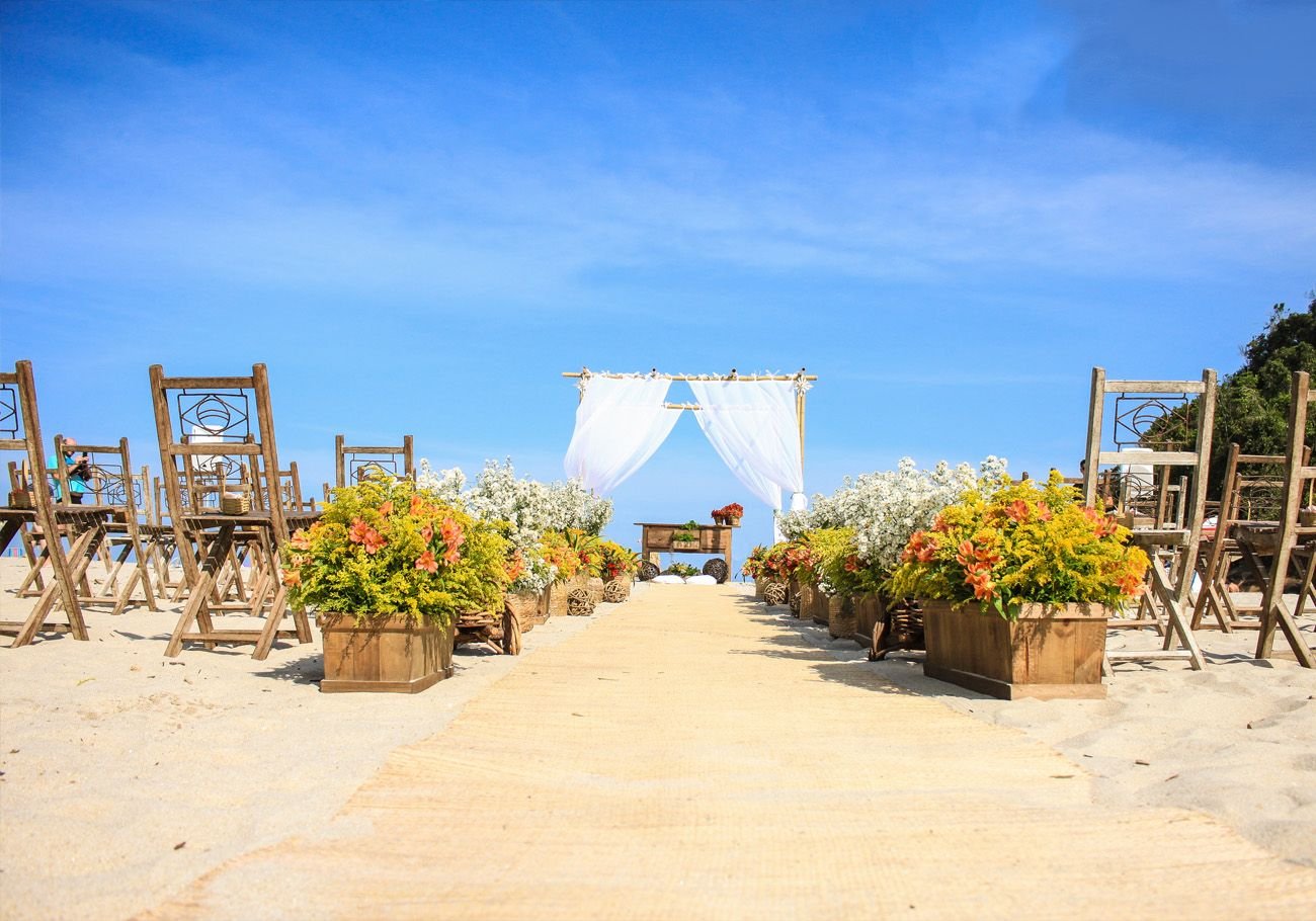 Casamento na areia da praia em Ubatuba com altar ao centro e cadeiras dispostas nos dois lados