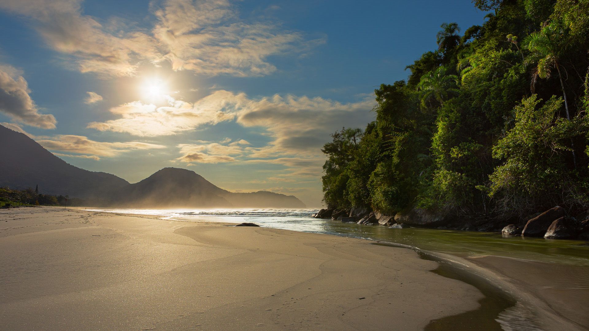 Vista do rio desaguando no mar da Praia de Itamambuca