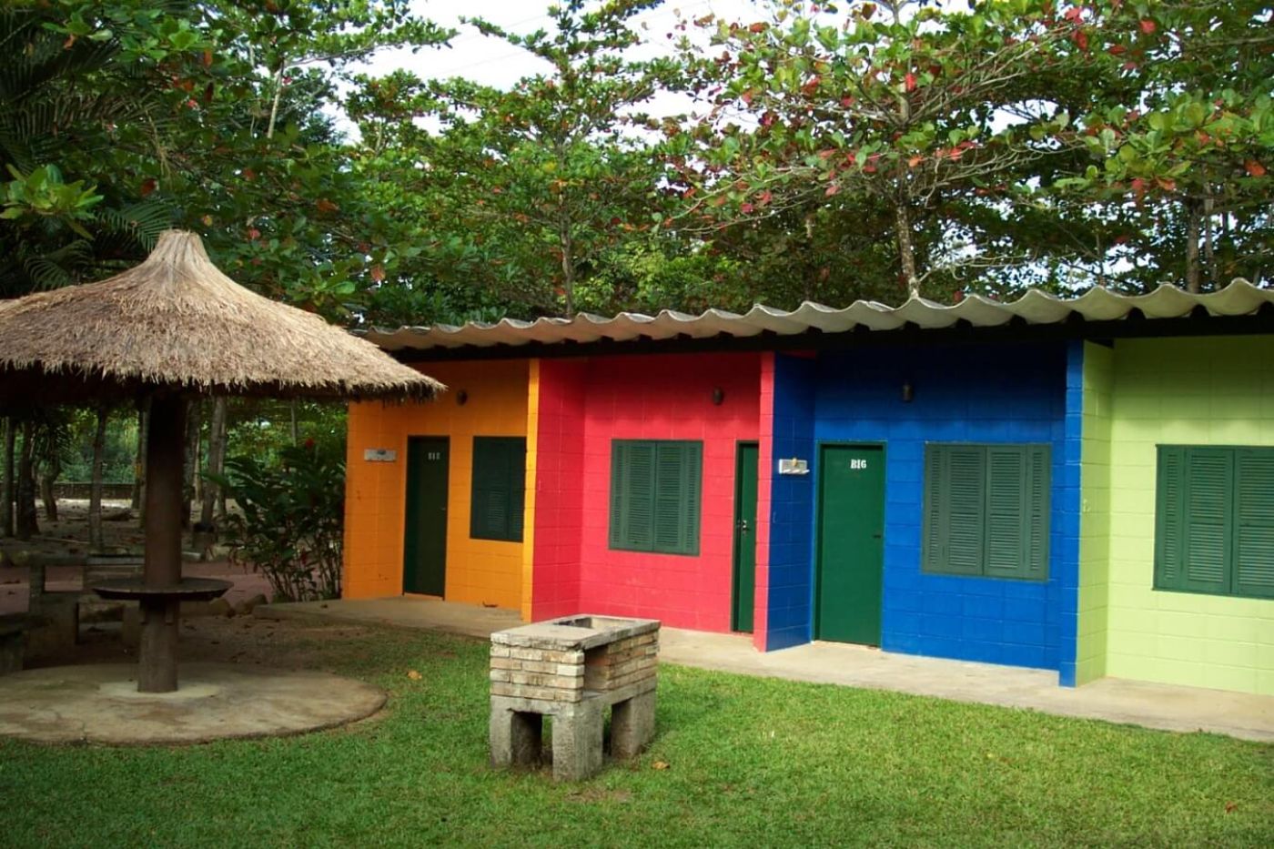 Resort | Quartos do Hostel do Itamambuca Eco Resort e um quiosque com churrasqueira à frente