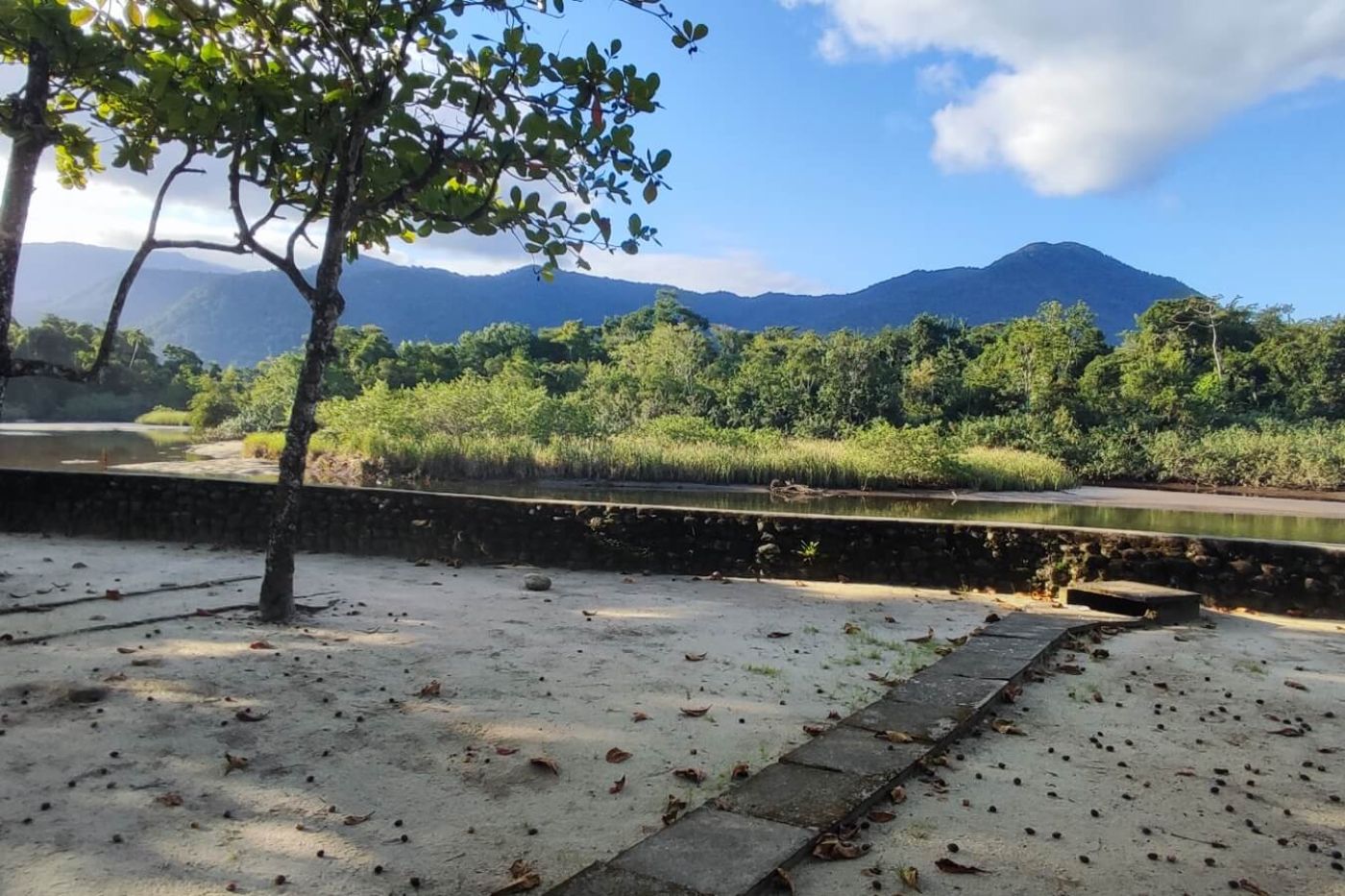 Resort | Área de camping do Itamambuca Eco Resort com o rio e as montanhas ao fundo