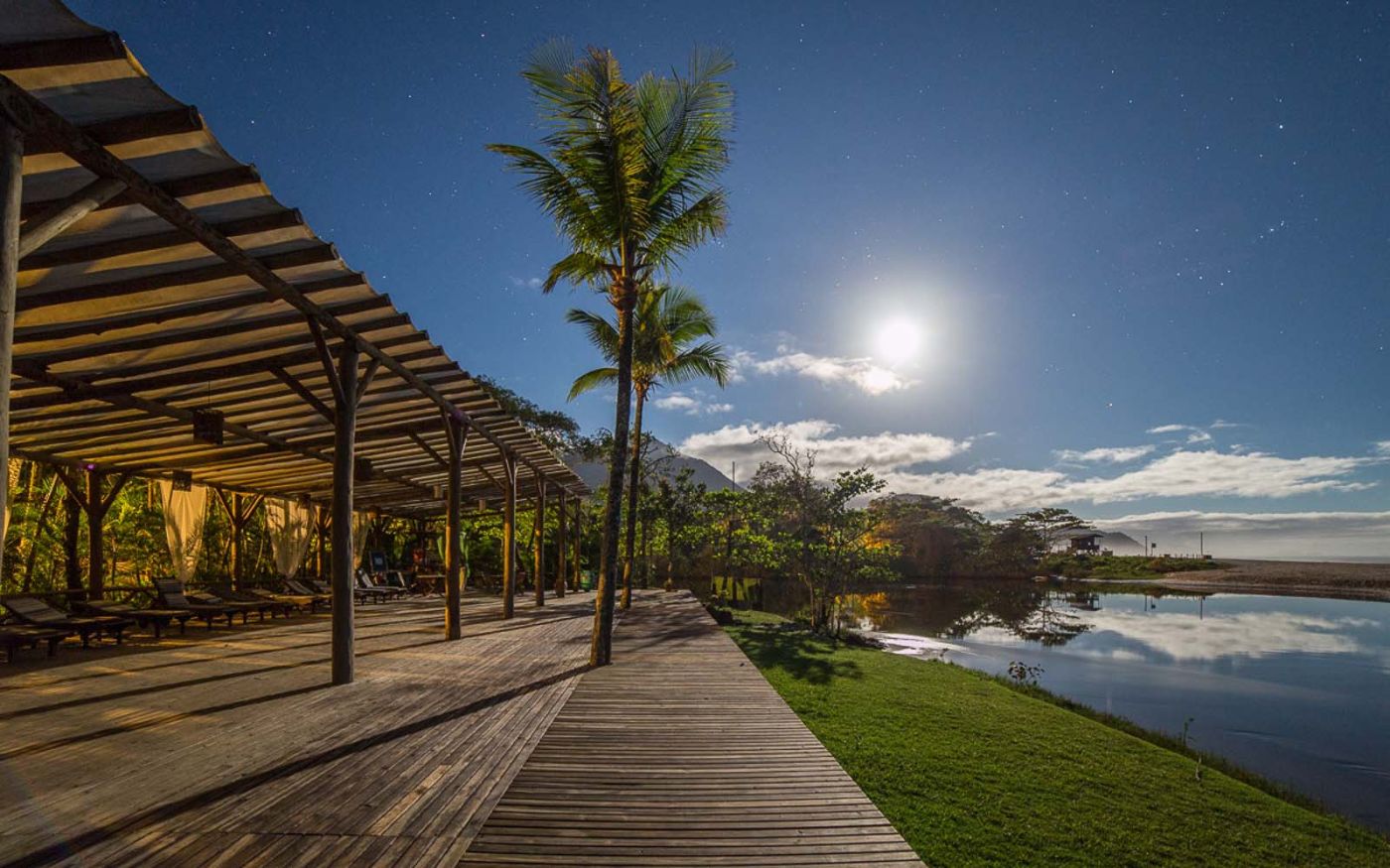 Deck de frente para o rio e praia de Itamambuca