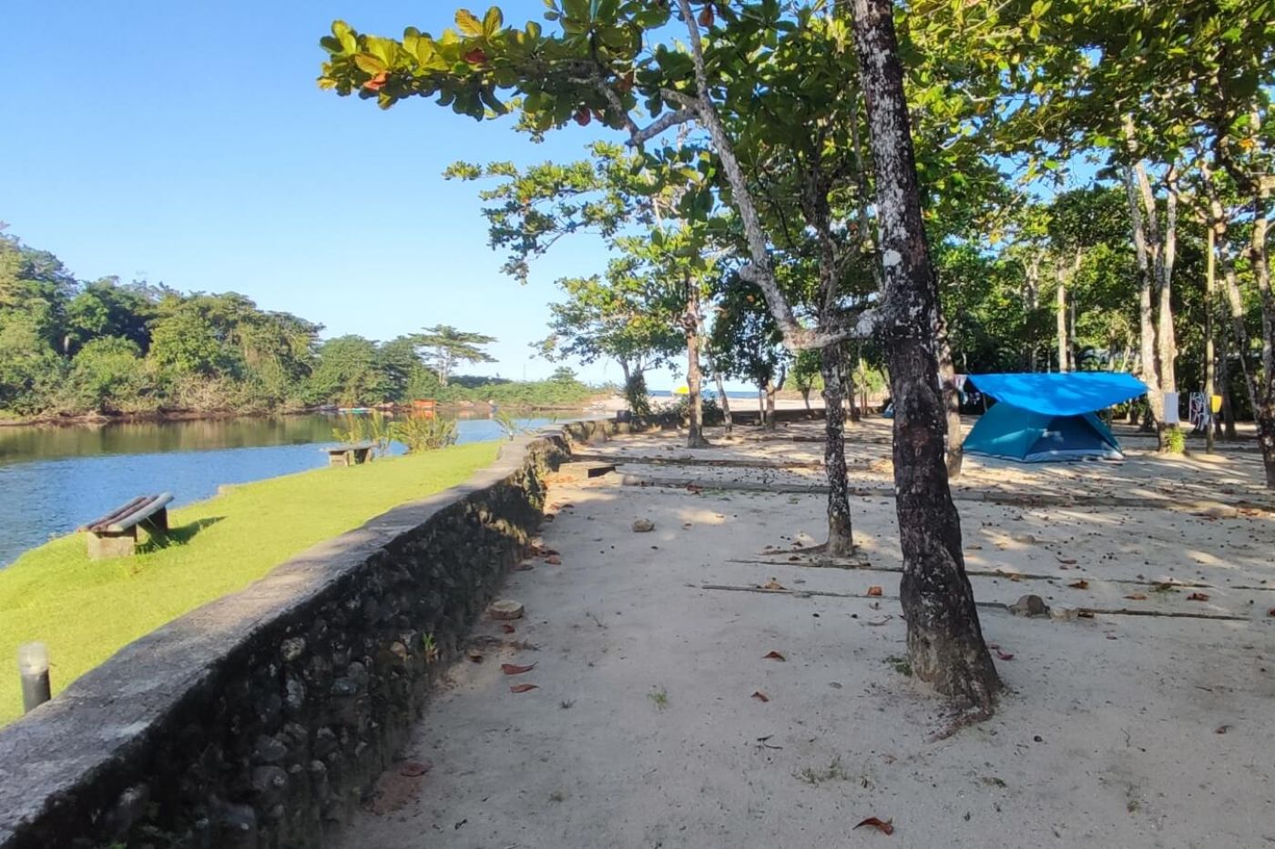 Resort | Área de camping do Itamambuca Eco Resort com o rio e as montanhas ao fundo