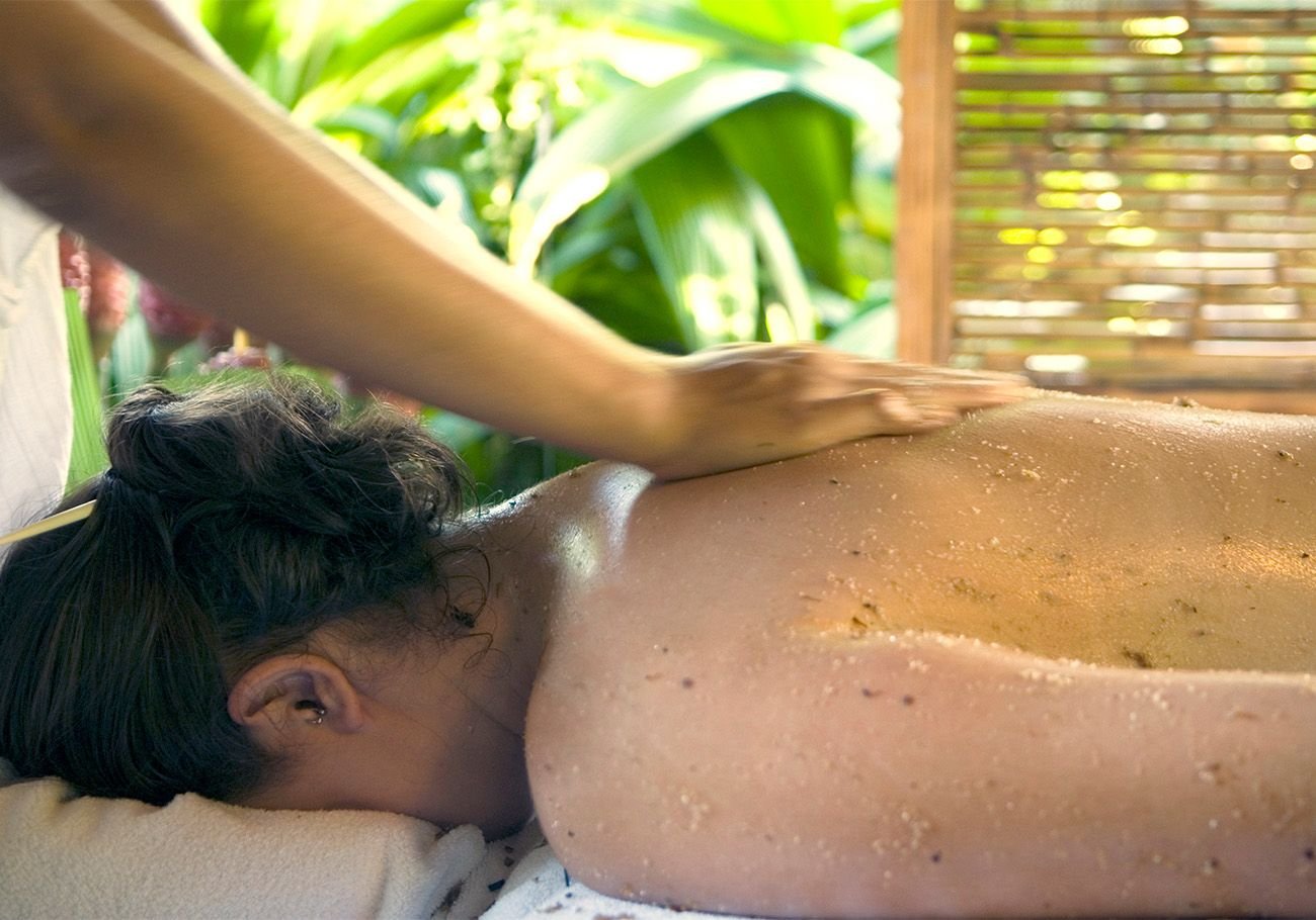 Resort | Imagem de uma mulher deitada em uma maca recebendo uma massagem